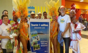 Ausländische Besucher feiern die Ankunft von einer Million Touristen in Varadero.