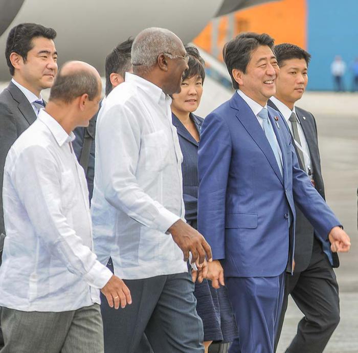 Premierminister Japans in Kuba eingetroffen