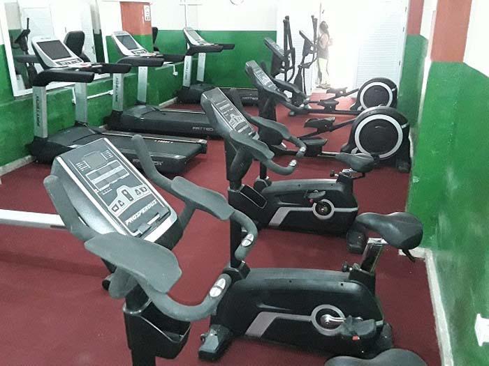 Fitness Studios wie das in der Straße Carnicería sind nach modernstem Standard eingerichtet.