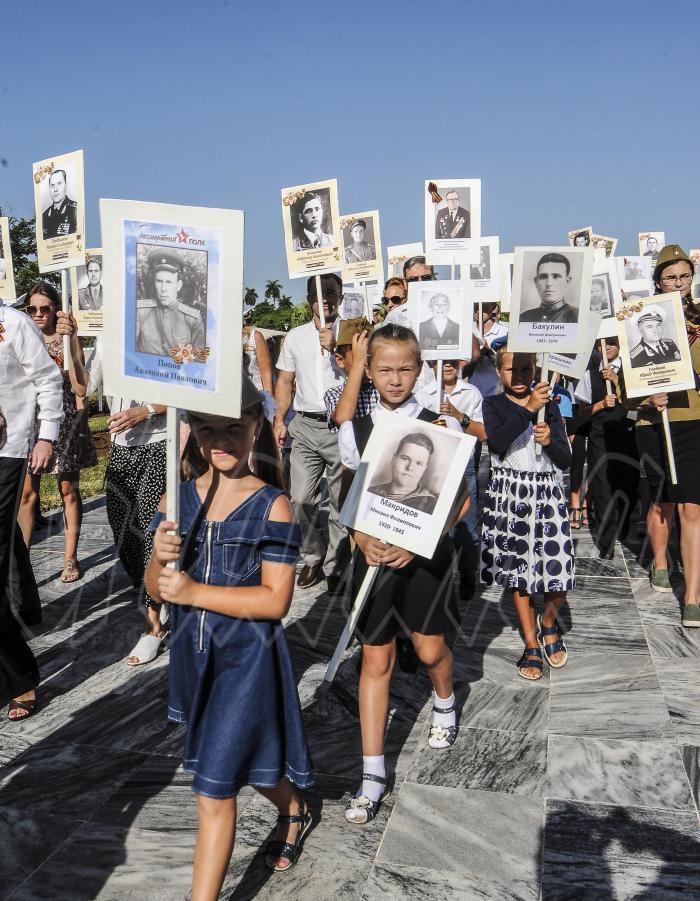 Kubanische und russische Kinder gedenken in Havanna der Gefallenen des Großen         Vaterländischen Krieges 