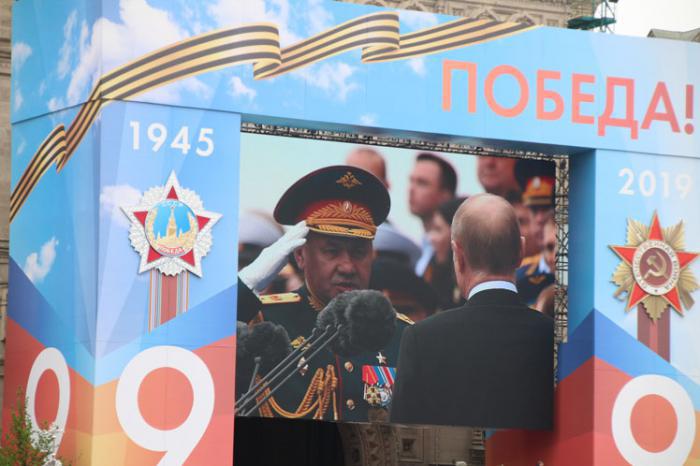 Der russische Verteidigungsminister Sergej Schoigu mit Putin