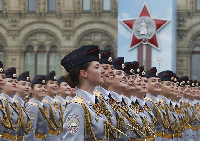 Angehörige des russischen Verteidigungsministeriums auf der Militärparade in Moskau