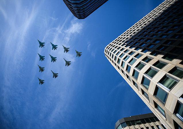 Luftmanövergruß bei der Parade in Moskau 