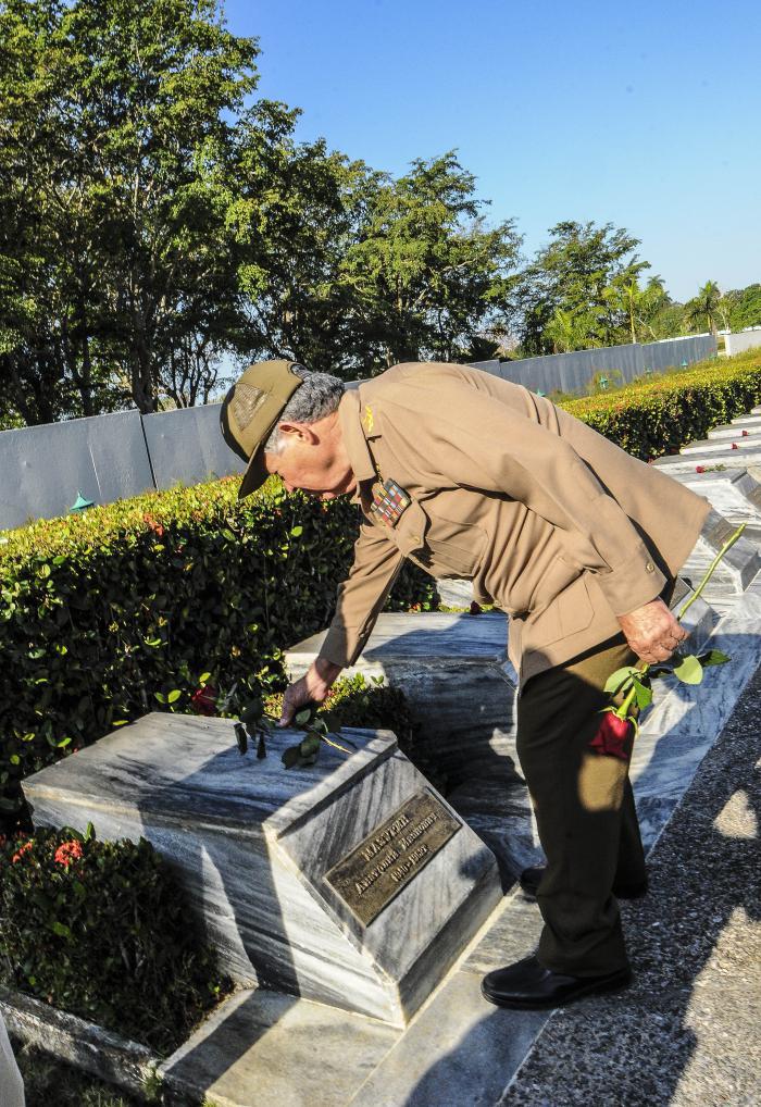 Niederlegung von Blumen anlässlich des 74. Jahrestages des Sieges über den Faschismus im Mausoleum des sowjetischen internationalistischen Soldaten 