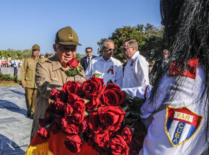 Niederlegung von Blumen anlässlich des 74. Jahrestages des Sieges über den Faschismus im Mausoleum des sowjetischen internationalistischen Soldaten 