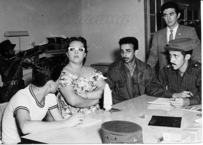 Dr. Serafina Freyre, Ehefrau des Obersten Esteban Ventura Novo wird auf dem Flughafen von Rancho Boyeros von dem Chef der Nationalen Revolutionären Polizei Kommandant Efigenio Ameijeiras und Hauptamnn José Ponce Díaz befragt, als sie am 27. Januar 1959 in Havanna eintraf