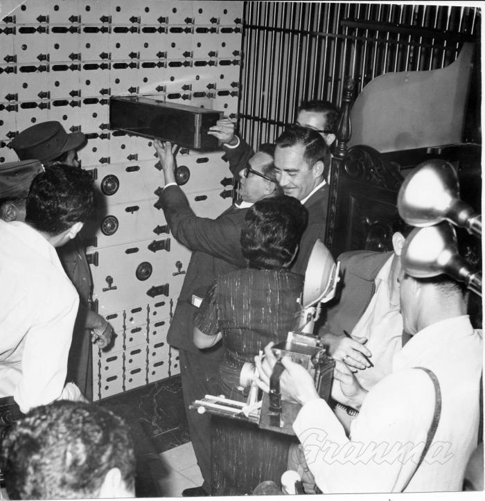 Beamte des Ministeriums zur Wiedergewinnung Veruntreuter Güter sind dabei, einen Safe in einer Bank zu öffnen, um eine Bestandsaufnahme zu machen. Ventura hatte diverse Konten bei verschiedenen Banken