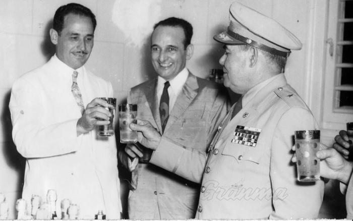 Ventura Novo mit seinem makellosen Anzug neben Conrado Carratalá und Pilar García, die es auch verdient haben unter den ersten zehn Kriegsverbrechern des Batista Regimes zu rangieren 