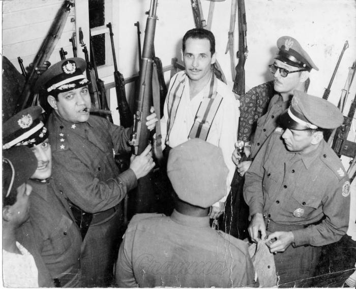 In der Mitte Oberst Esteban Ventura Novo mit Waffen, die in einem Depot von Untergrundkämpfern in Havanna gefunden wurden. Rechts die Oberste Hernándo Hernández und Conrado Carratalá