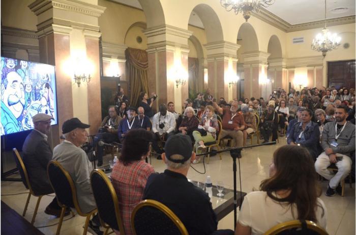 Ein voller Saal zu Ehren von Juan Padrón 